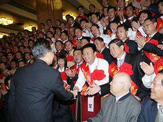  2007年9月27日，温家宝总理与河南省唯一民营煤矿煤炭工业劳动模范袁占国亲切握手