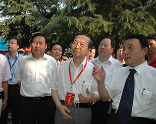 2007年7月10日，李毅中部長在磴槽集團視察工作