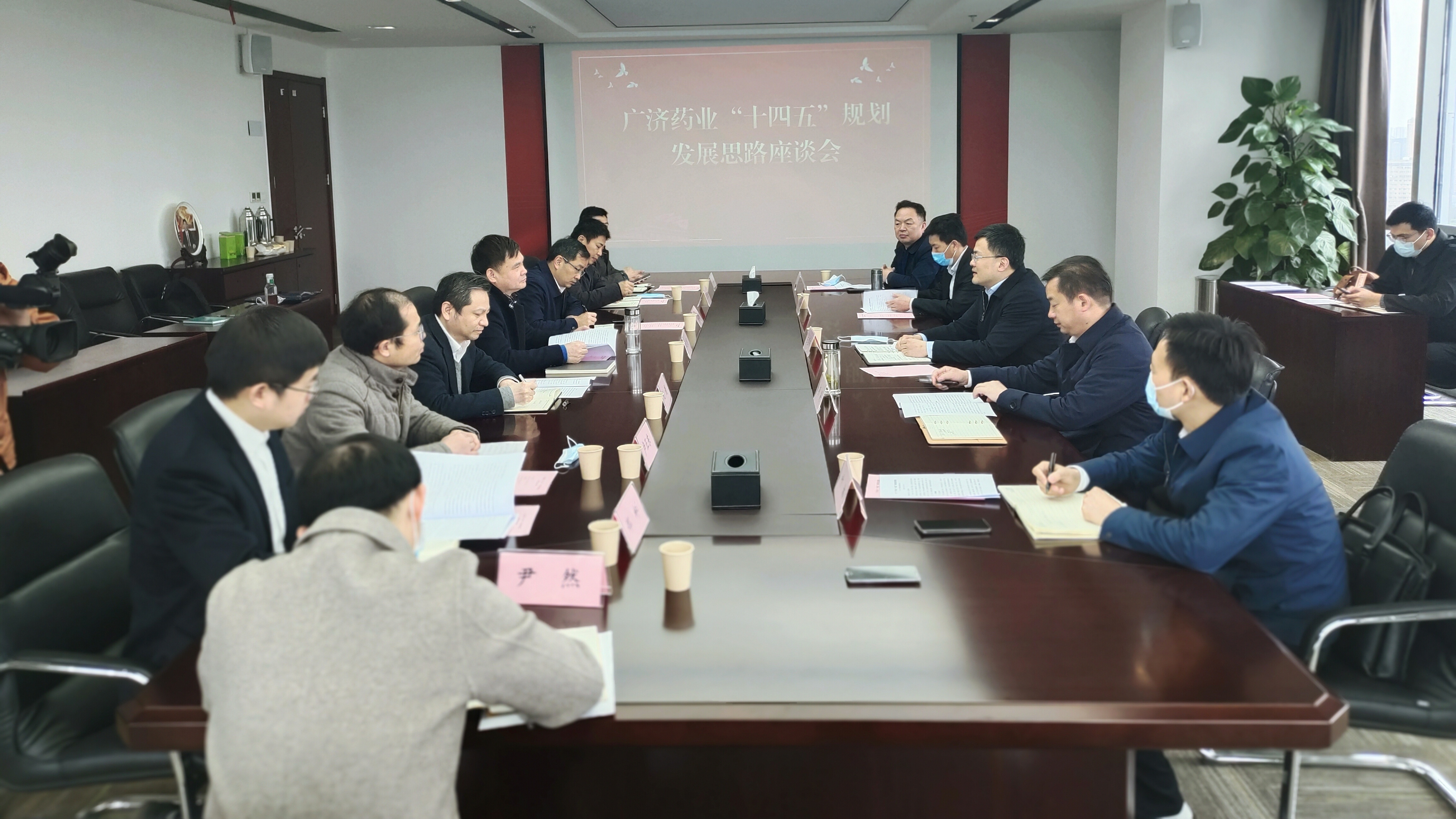 黄冈市委常委、副市长王玺玮一行到访长江产业集团