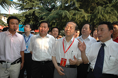 2007年7月10日，李毅中部長在磴槽集團視察工作