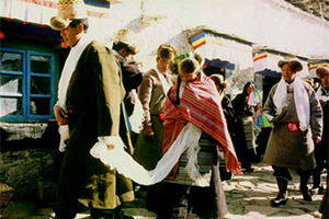 藏族独特婚俗“情卦和抢帽子”